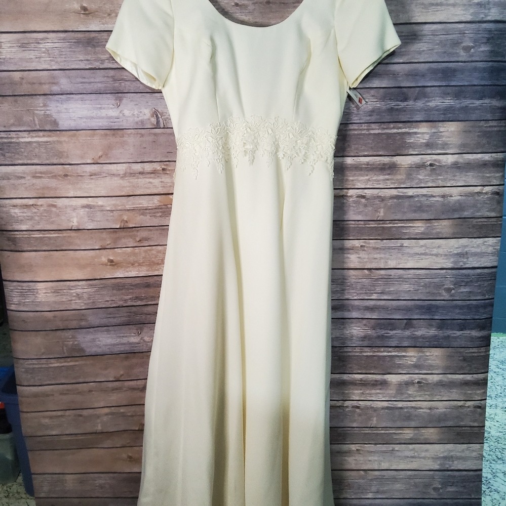 Womans simple white dress NWT size 12